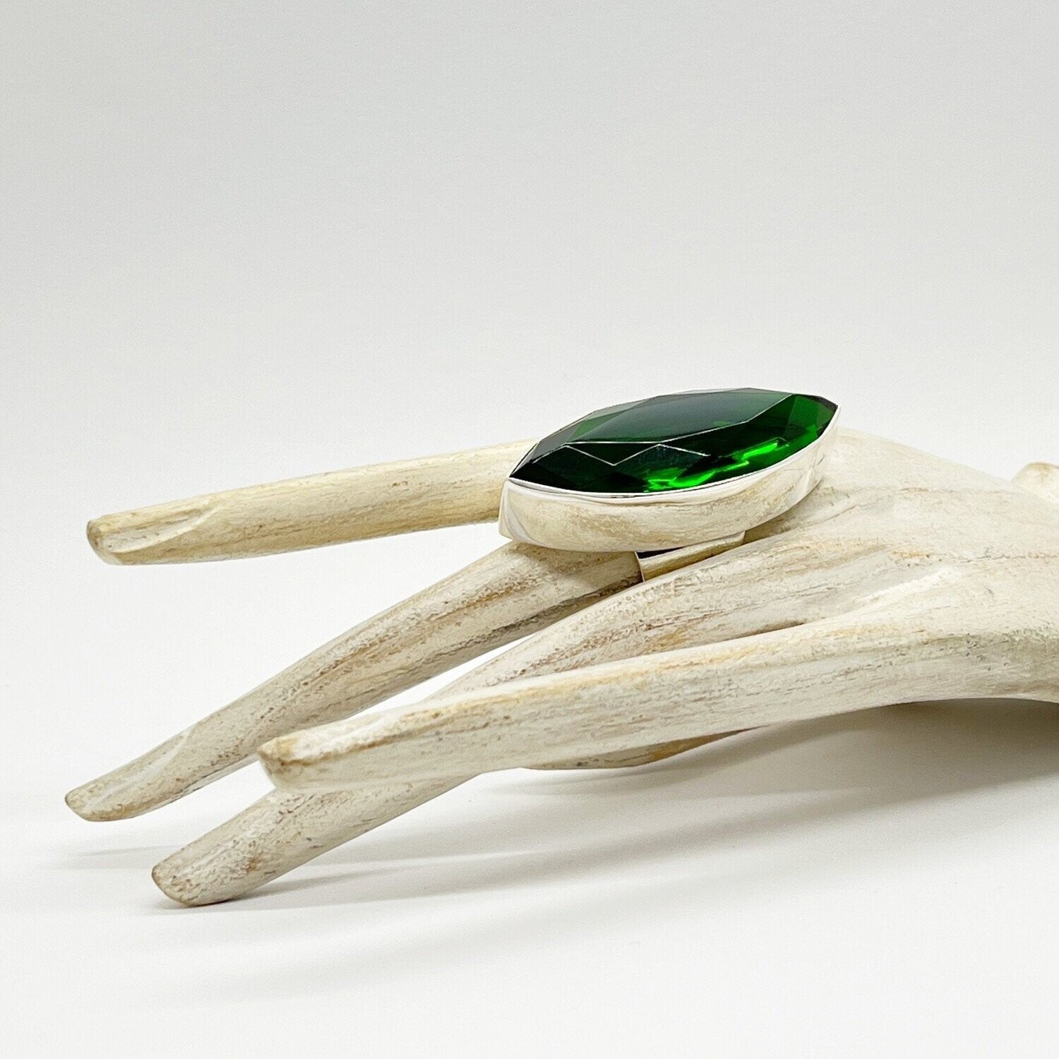 Silberring mit Obsidian smaragdgrün, länglicher facettierter Stein 2 × 5 cm, modernes Design.