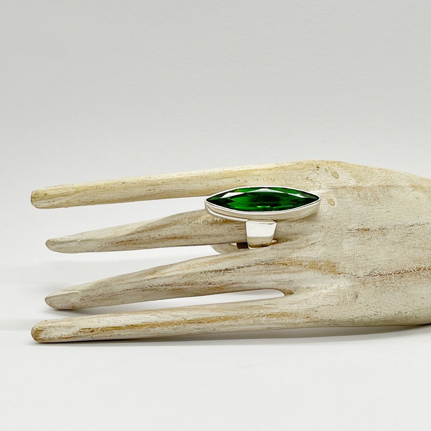 Silberring mit smaragdgrünem Obsidian, länglich facettiert, 1 x 4 cm