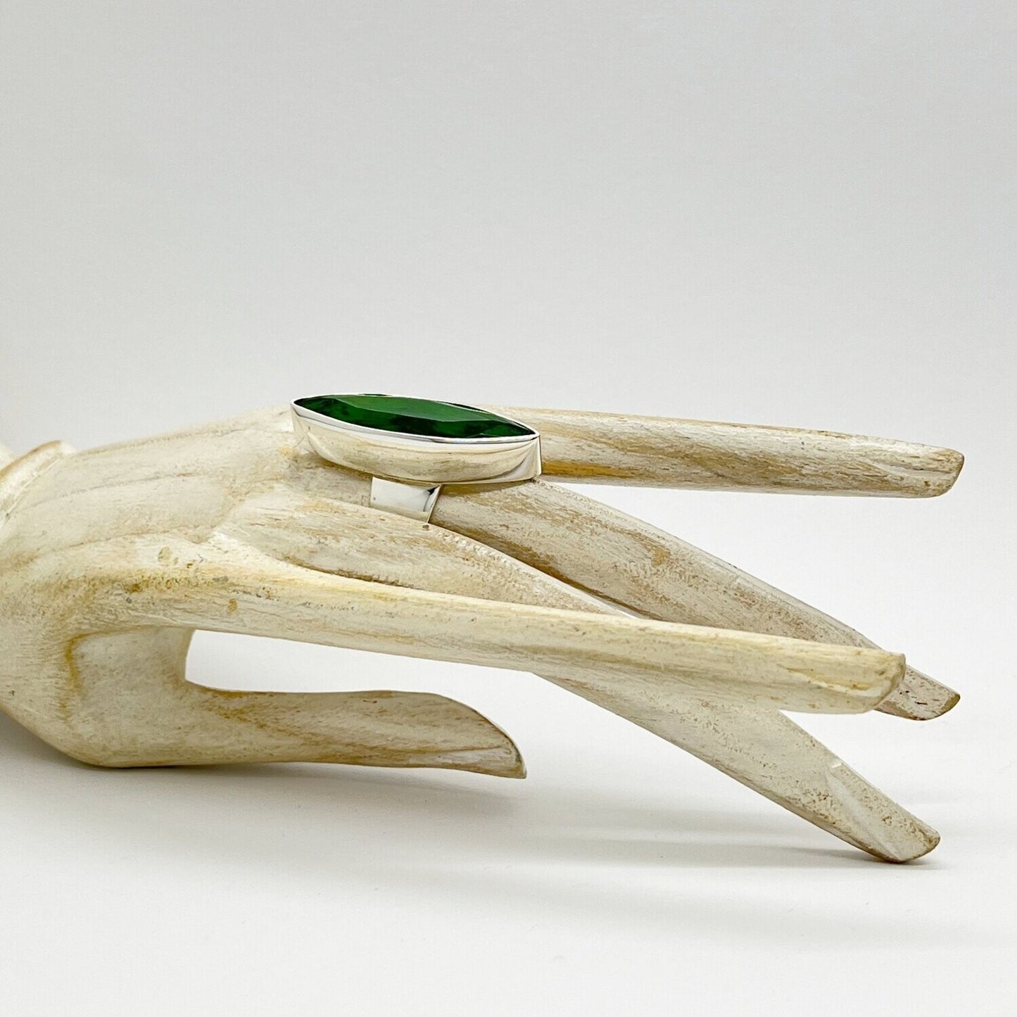 Silberring mit Obsidian smaragdgrün, länglicher Stein 1 × 4 cm