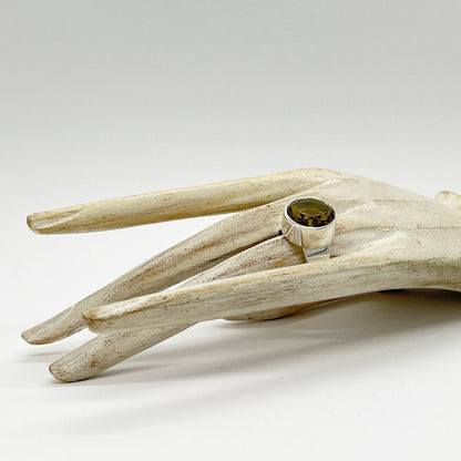 Silberring mit goldbraunem Obsidian, runder 1,5 cm Stein, elegante facettierte Fassung.