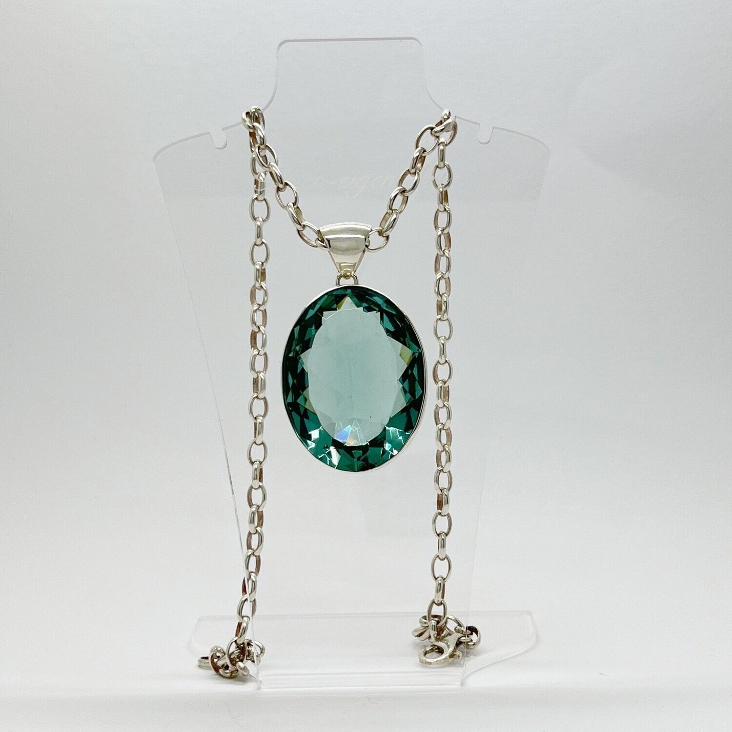 Silberanhänger mit ovalem meerblauen Obsidian, 4 × 3 cm, an silberner Gliederkette