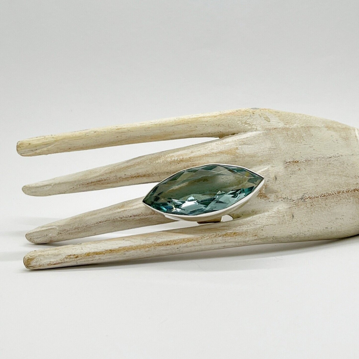 Silberring mit meerblauem Obsidian im Marquise-Schliff, 2 × 5 cm.