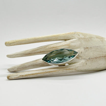 Silberring mit meerblauem Obsidian im Marquise-Schliff, 2 × 5 cm.