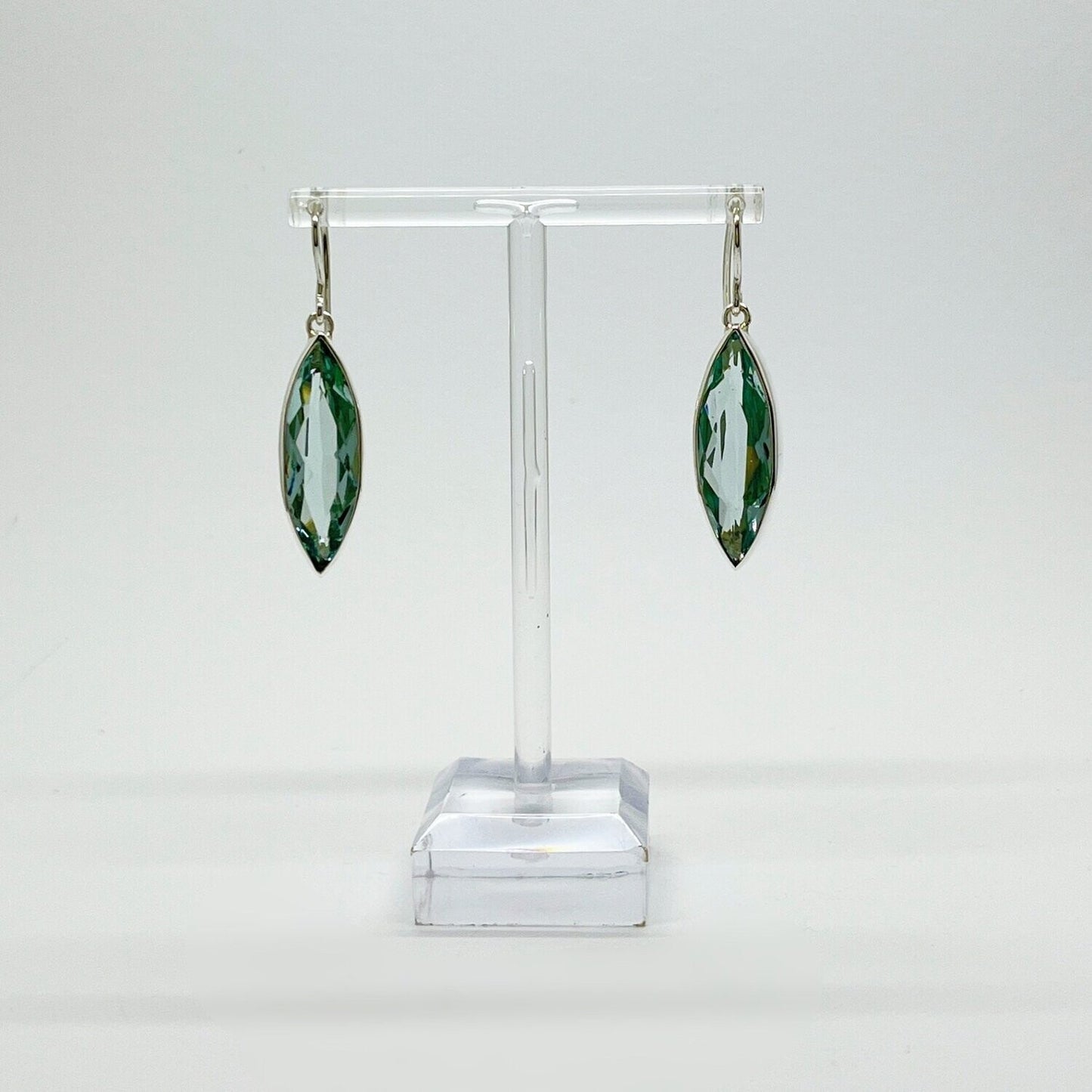 Elegante Ohrhänger Obsidian meerblau 1 x 3 cm von Tipico-eigenArt, handgefertigt aus 925 Silber und strahlendem Obsidian.