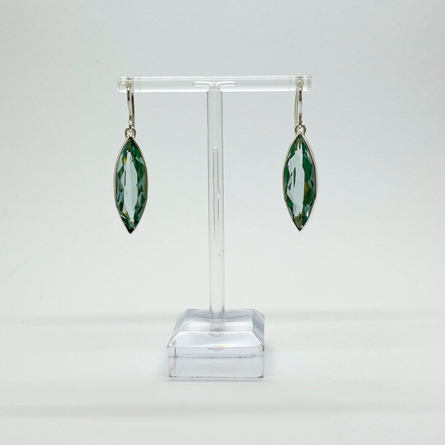 Elegante Ohrhänger Obsidian meerblau 1 x 3 cm von Tipico-eigenArt, handgefertigt aus 925 Silber und strahlendem Obsidian.