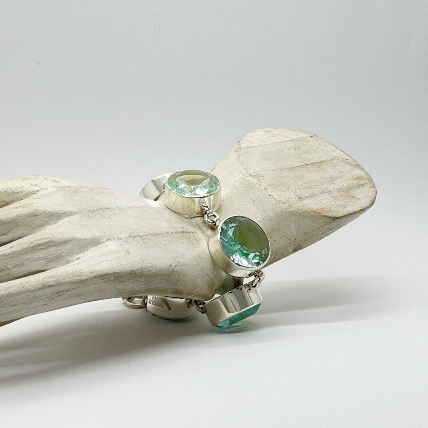 Armband aus 925er Silber mit runden meerblauen Obsidian-Steinen (2 cm)