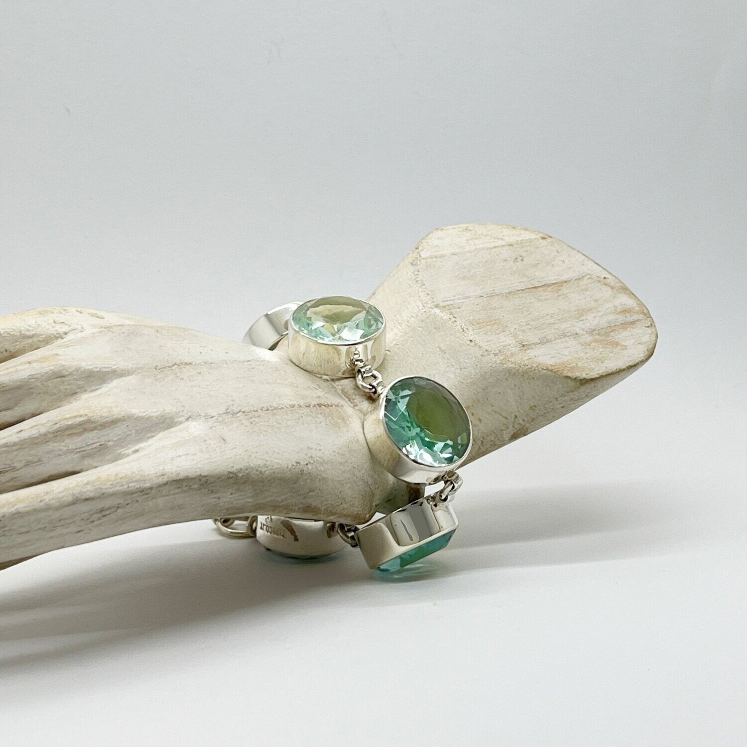 Armband aus 925er Silber mit runden meerblauen Obsidian-Steinen (2 cm)