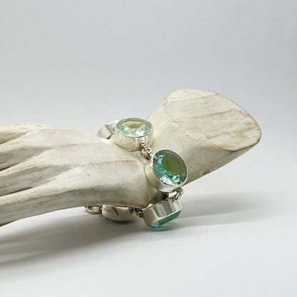 Armband aus 925er Silber mit runden meerblauen Obsidian-Steinen (2 cm)