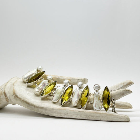 Handgefertigtes Armband aus 925er Silber mit obsidian-goldbraunen Navette-Steinen, Blister- und Zuchtperlen.