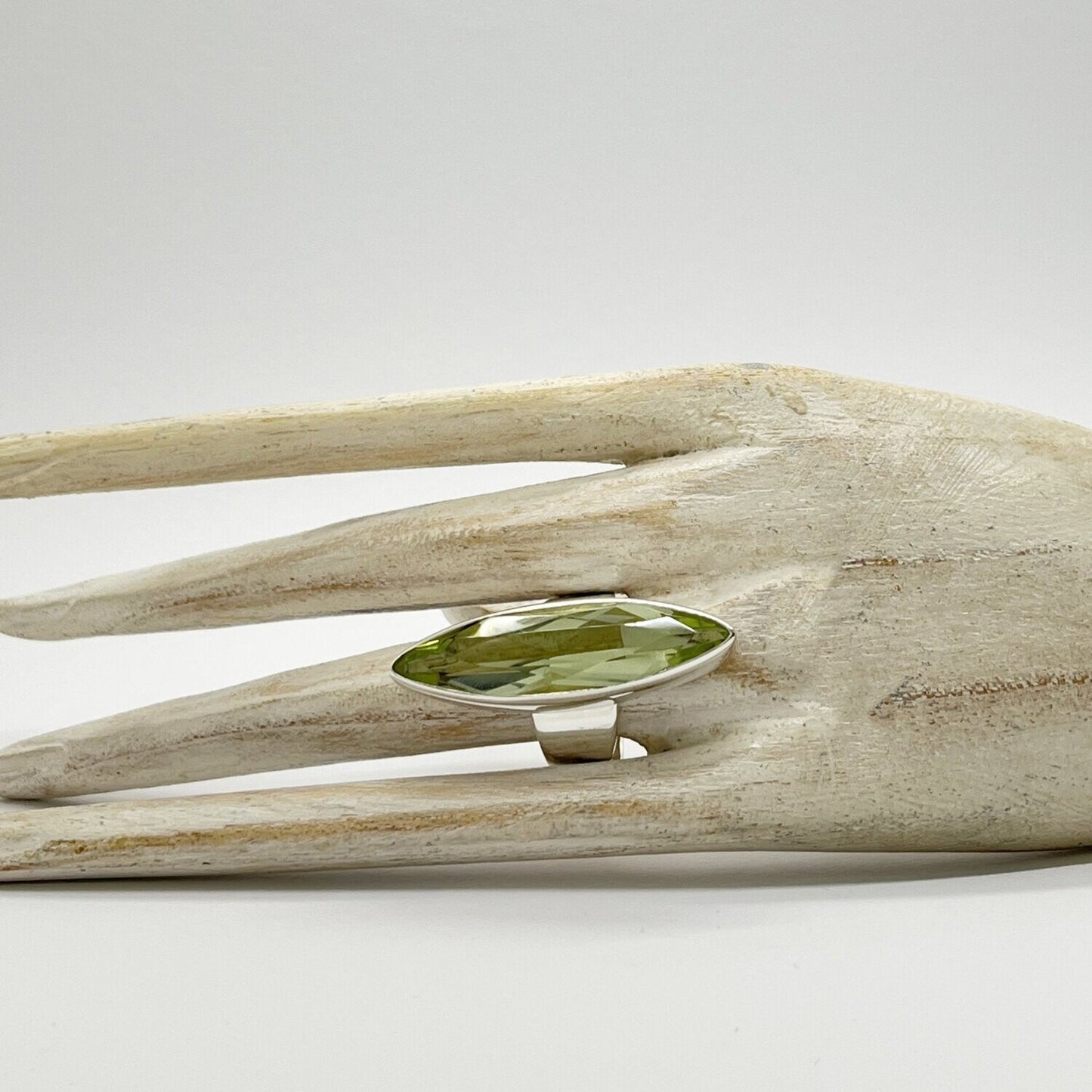 Silberring Obsidian lichtgrün 1 x 4 cm von Tipico-eigenArt, handgefertigt mit elegantem, länglichem Design.