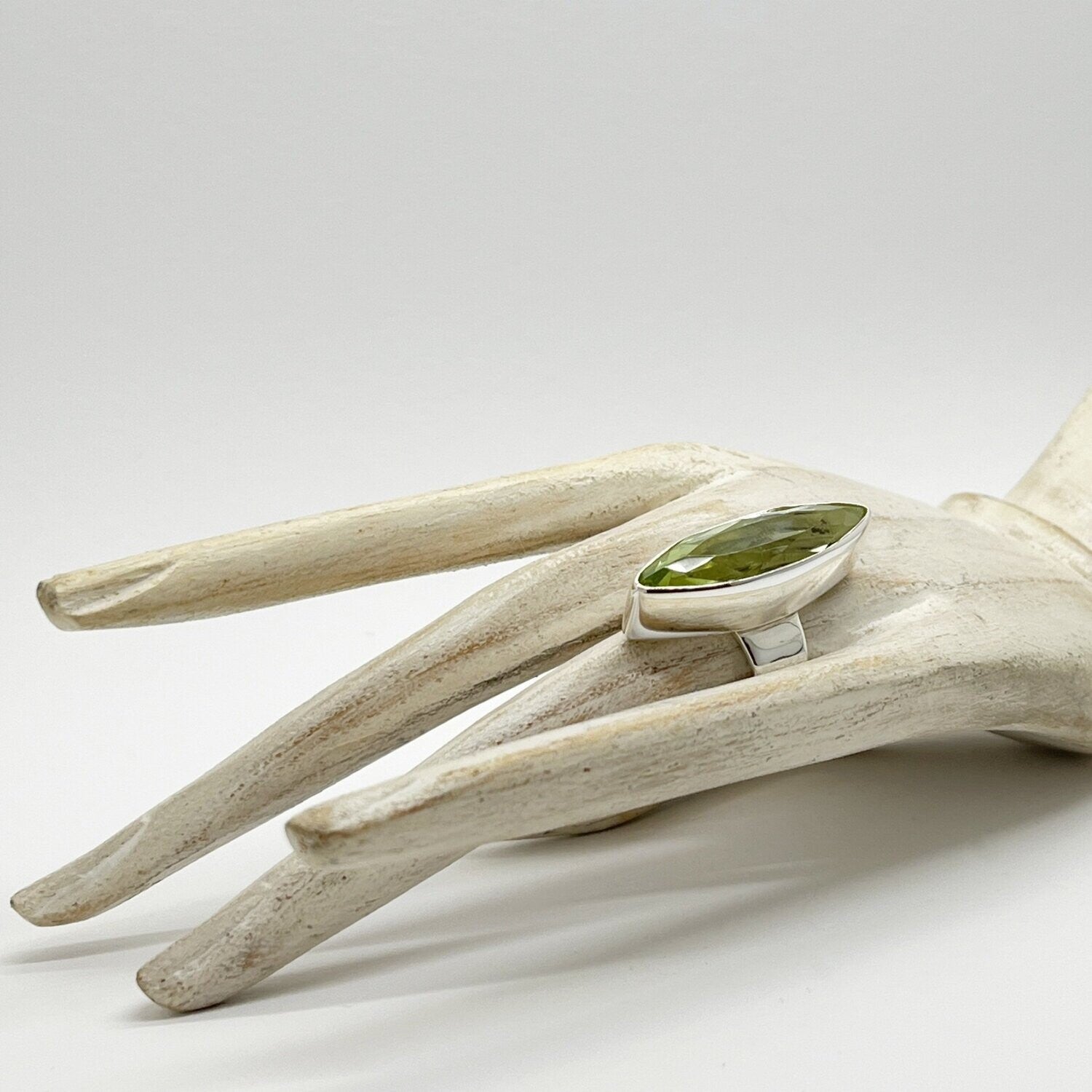 Silberring Obsidian lichtgrün 1 x 4 cm von Tipico-eigenArt, handgefertigt mit markantem, länglichem Design.