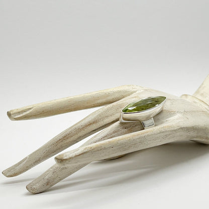 Silberring Obsidian lichtgrün 1 x 4 cm von Tipico-eigenArt, handgefertigt mit markantem, länglichem Design.