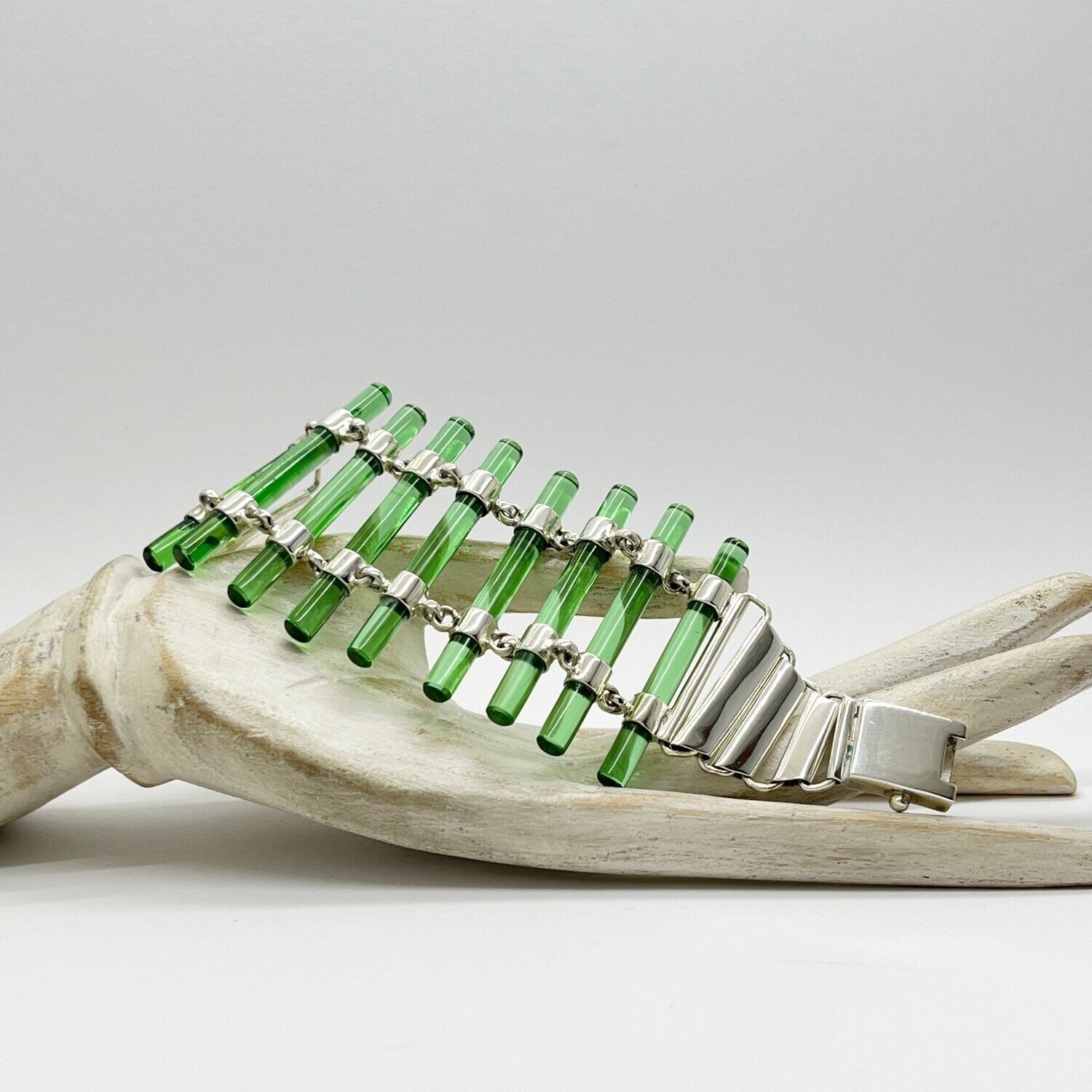 Obsidian-Armband smaragdgrün Modern Organ Pipes von Tipico-eigenArt mit silbernem Verschluss.