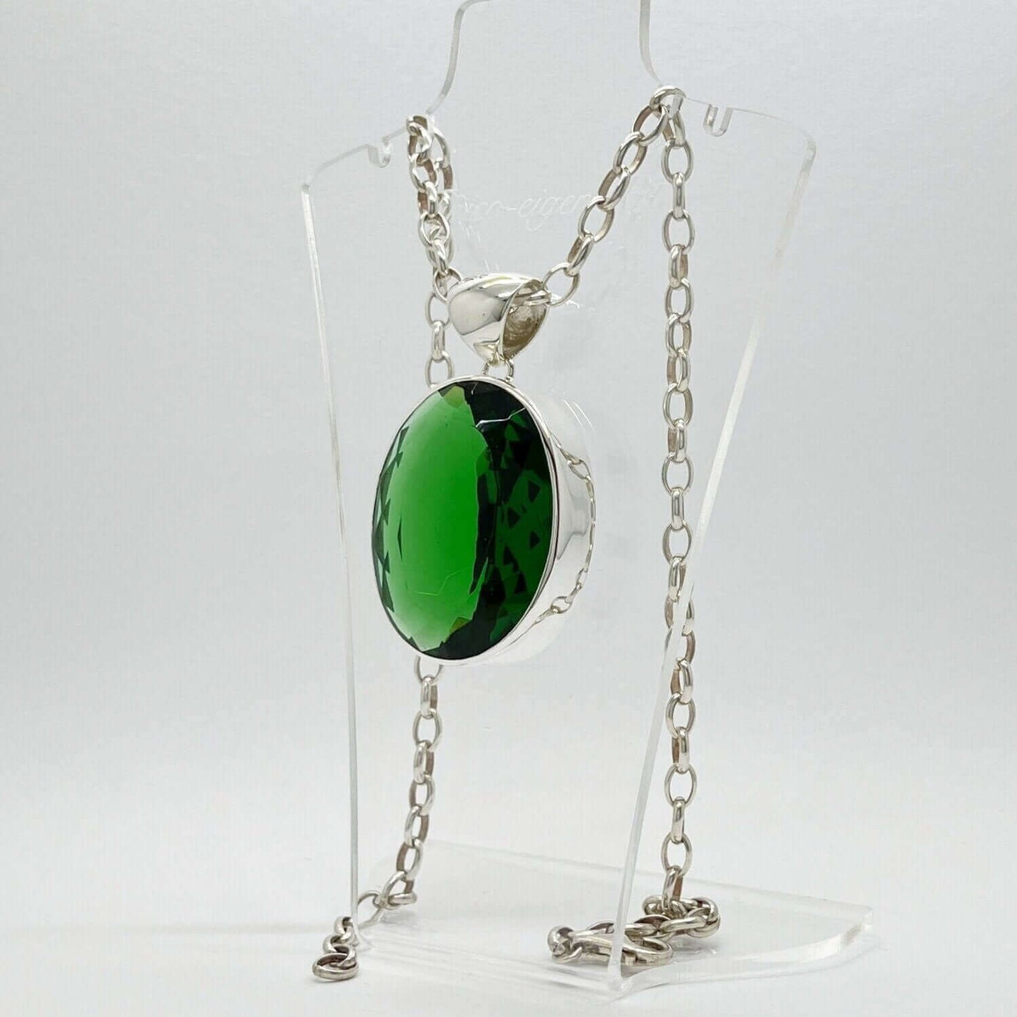 Silver pendant with emerald-green obsidian oval 3x4 cm on a silver chain.