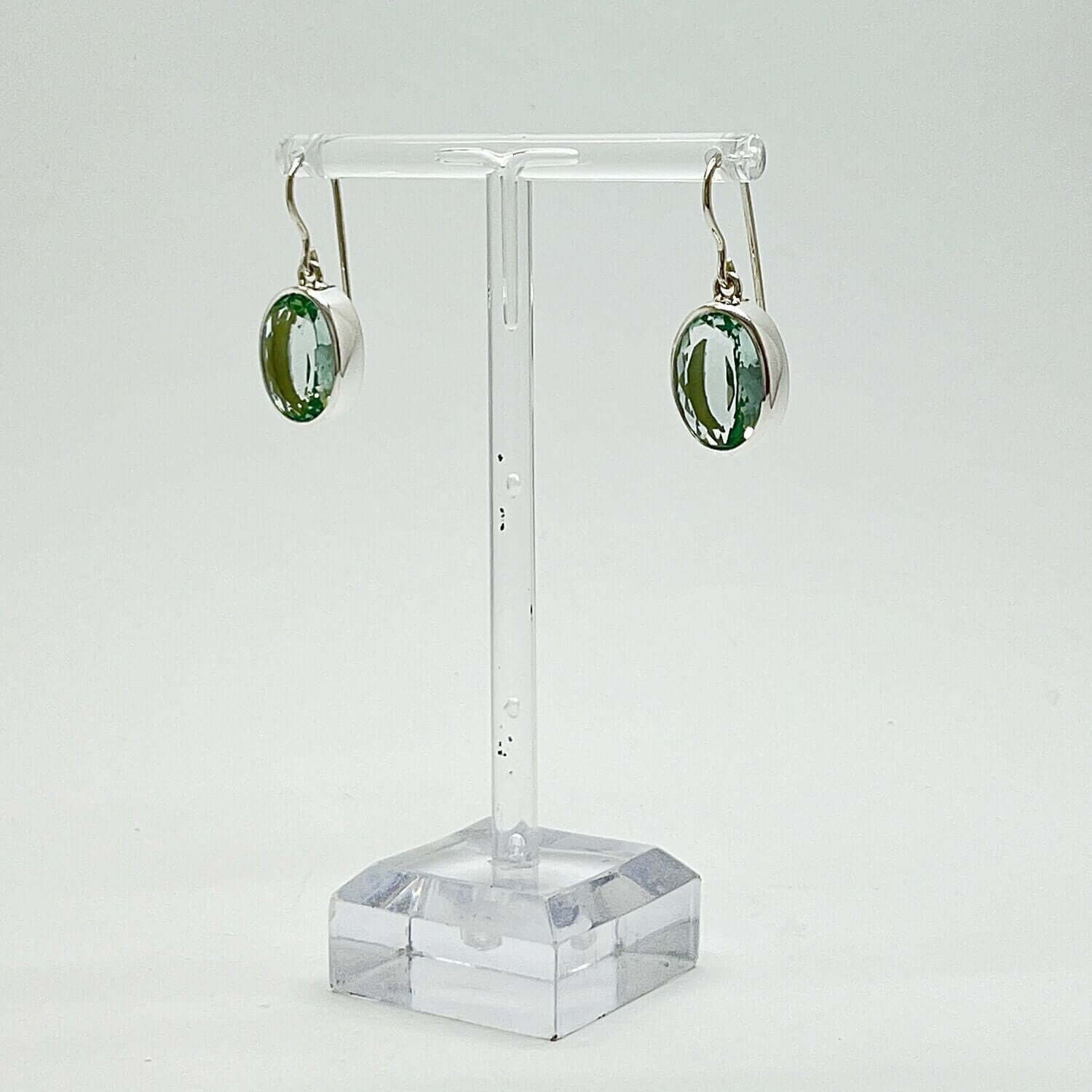 Ohrhänger Obsidian meerblau Oval 1 x 1,5 cm von Tipico-eigenArt vereinen Eleganz und natürliche Ausstrahlung.