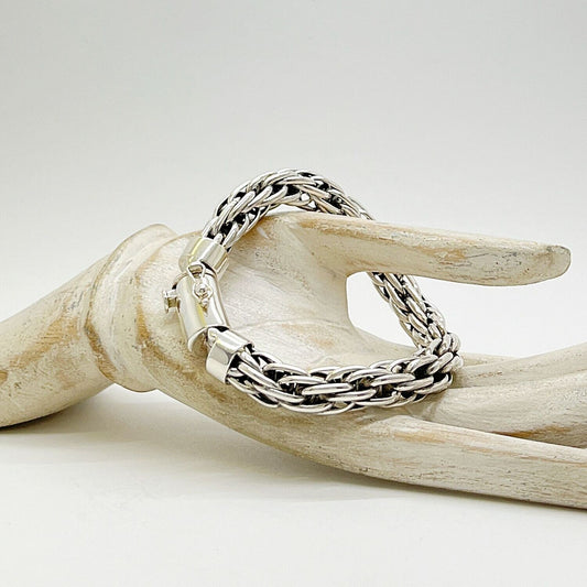 Unisex Armband aus 925 Sterling Silber „Legato“ mit geflochtenem Muster und silbernem Verschluss.