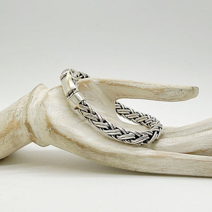 Silberarmband Valence aus 925 Sterlingsilber, geflochtenes Unisex-Design, handgefertigt in Deutschland.