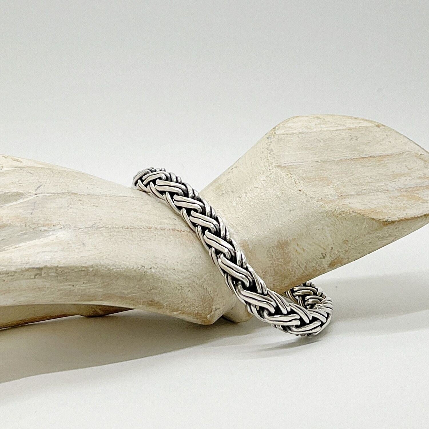 Silberarmband Valence aus 925 Sterlingsilber, unisex-Design, handgefertigt in Deutschland, geflochtenes Muster.