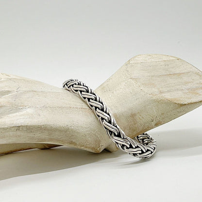 Silberarmband Valence aus 925 Sterlingsilber, unisex-Design, handgefertigt in Deutschland, geflochtenes Muster.