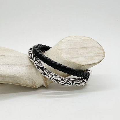 Armband Dualis aus 925 Silber und Leder – schwarzes Lederband neben silbernem Kettenarmband