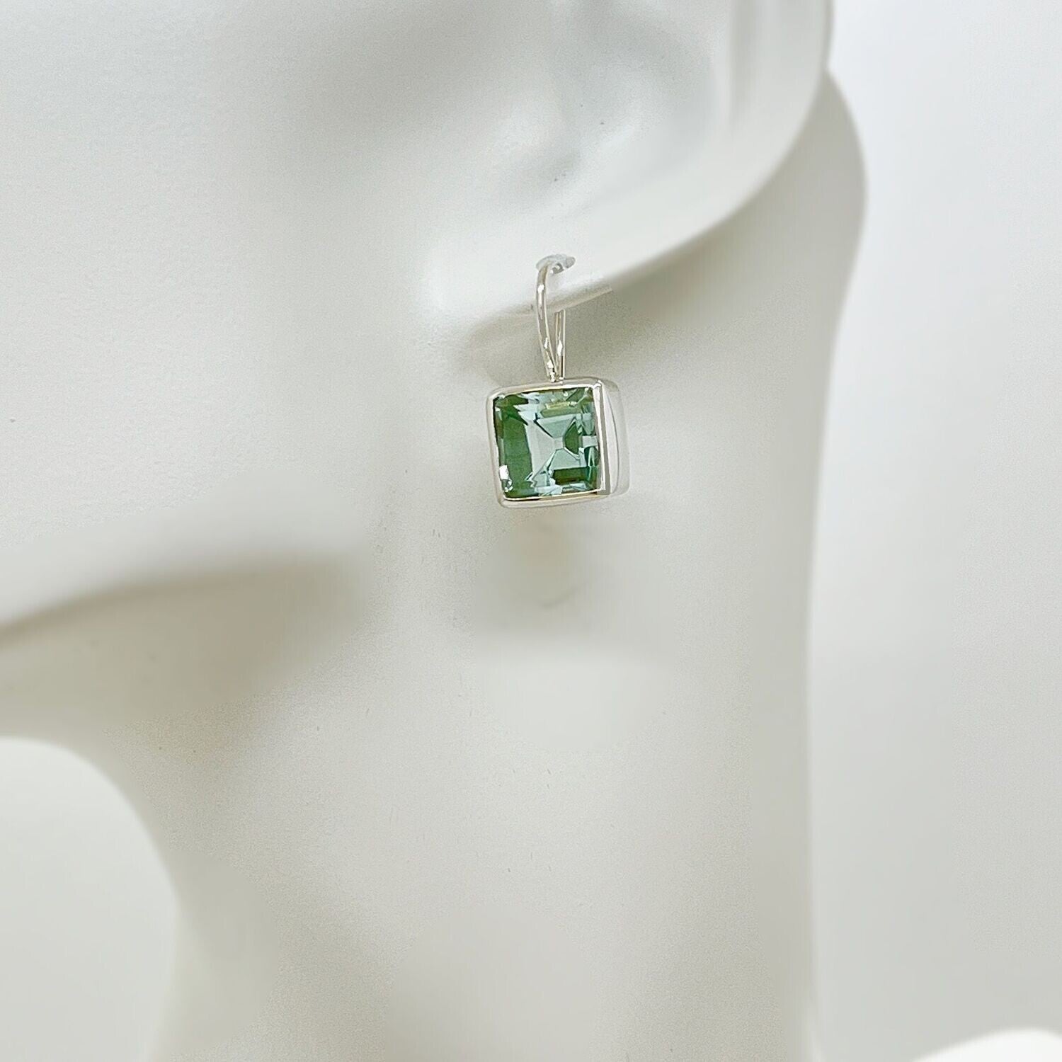 Ohrhänger aus 925er Silber mit quadratischem meerblauen Obsidian-Stein, ca. 1×1 cm