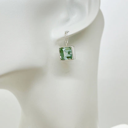 Ohrhänger aus 925er Silber mit quadratischem meerblauen Obsidian-Stein, ca. 1×1 cm