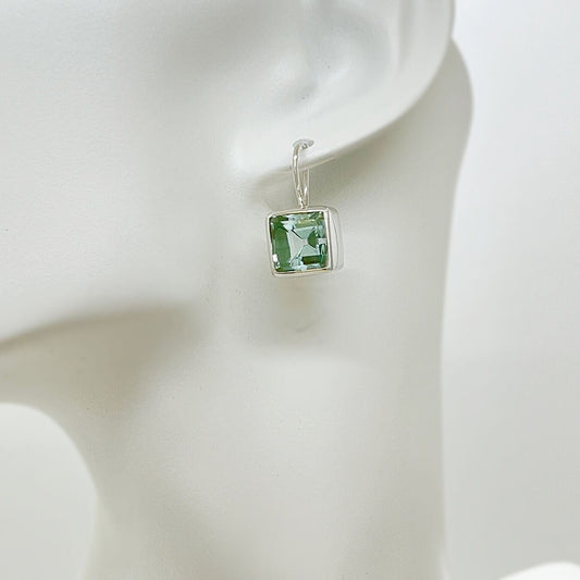 Ohrhänger aus 925er Silber mit quadratischem meerblauen Obsidian-Stein, ca. 1×1 cm