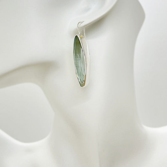 Ohrhänger Obsidian meerblau 1 x 4 cm von Tipico-eigenArt – maritimer Look mit 925 Silber für stilbewusste Individuen.