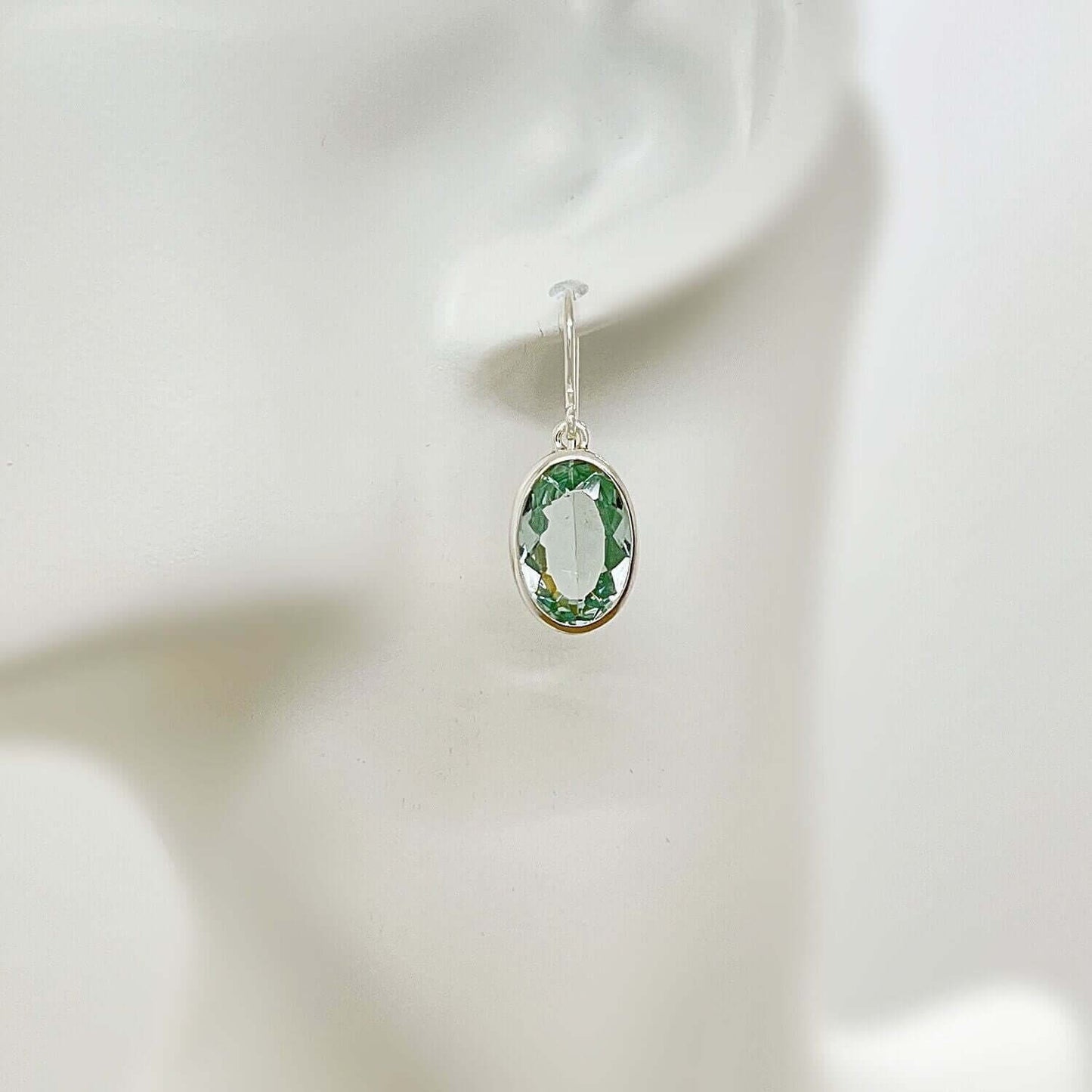 Ohrhänger Obsidian meerblau Oval 1 x 1,5 cm von Tipico-eigenArt – elegante Handwerkskunst aus 925 Silber.