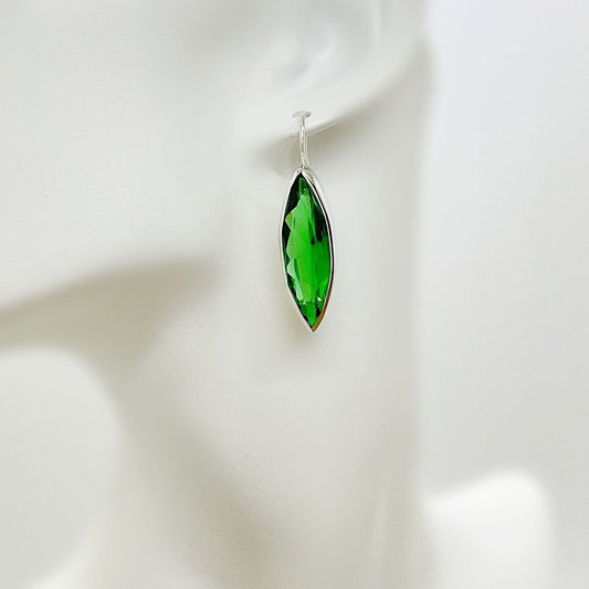 Elegante Ohrhänger Obsidian smaragdgrün 1 x 3 cm von Tipico-eigenArt, handgefertigt und zeitlos schön.