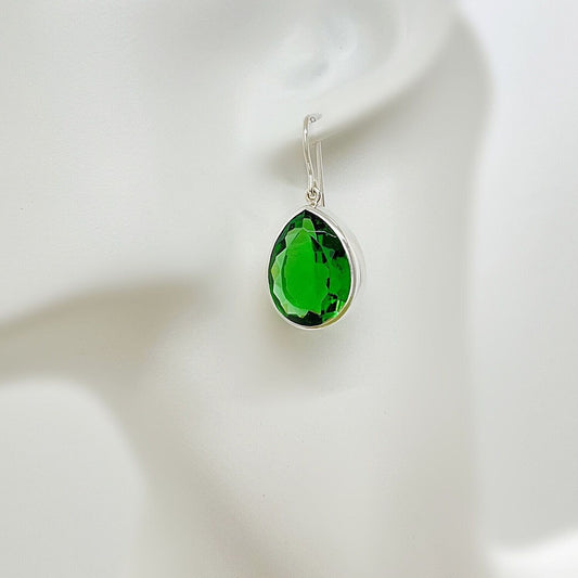 Elegante Ohrhänger Obsidian smaragdgrün Drop 1,5 x 2 cm aus 925 Silber von Tipico-eigenArt, handgefertigt.