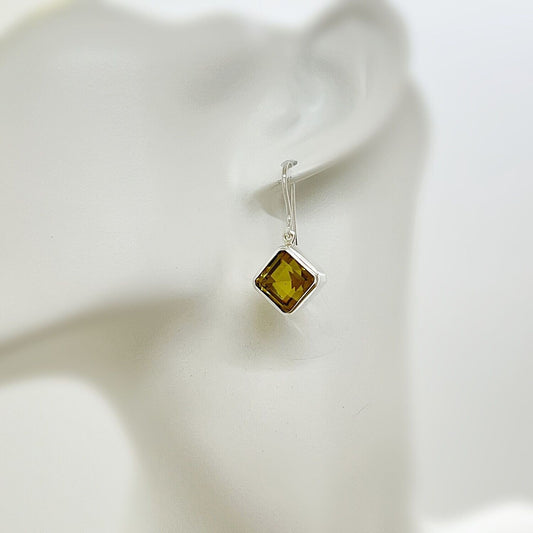 Eleganter Ohrhänger Obsidian honigbraun quer Quadrat 1 x 1 cm, handgefertigt von Tipico-eigenArt in Deutschland.