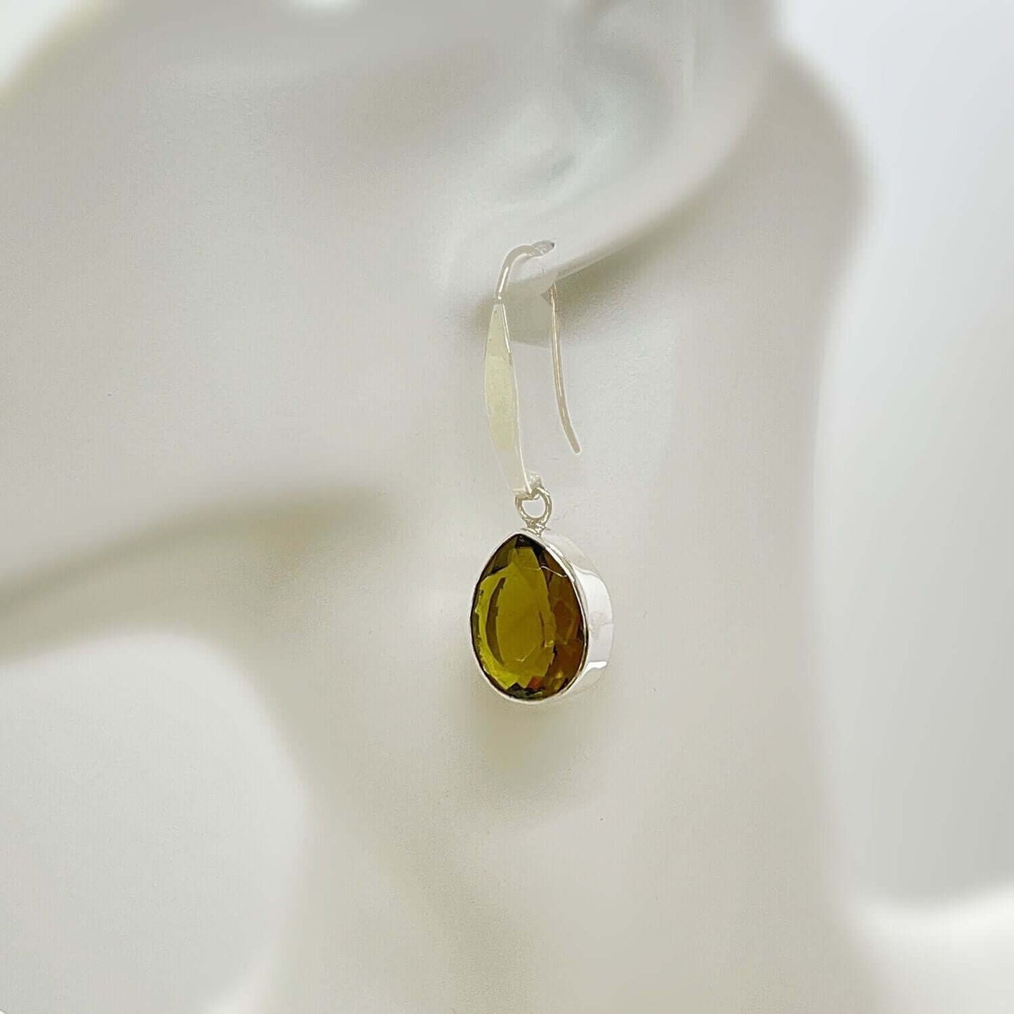 Ohrstecker Obsidian goldbraun Tropfen – 1,5 × 2 cm, Designhaken, aus massivem 925er Silber.