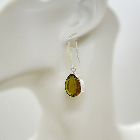 Ohrstecker Obsidian goldbraun Tropfen – 1,5 × 2 cm, Designhaken, aus massivem 925er Silber.