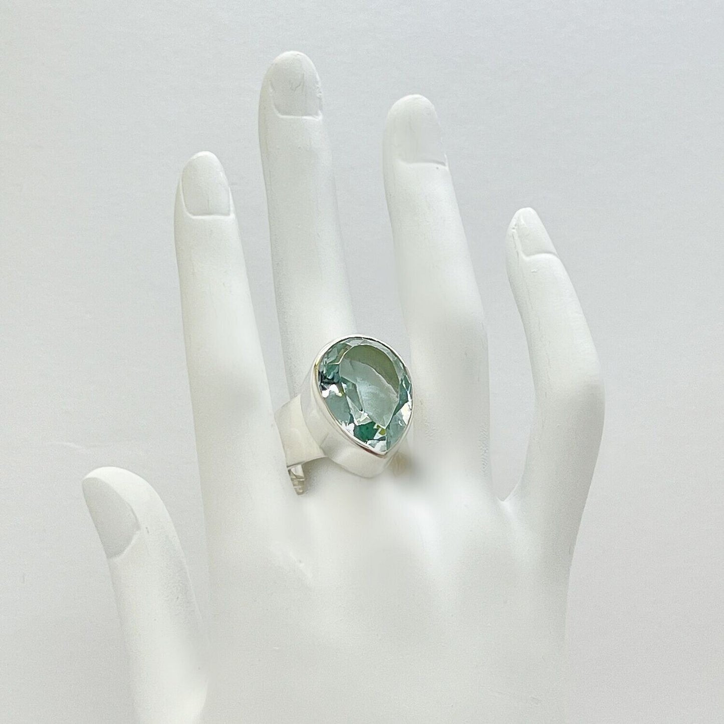 Silberring mit meerblauem Obsidian-Tropfen, handgefertigt, ca. 1,5 × 2 cm.