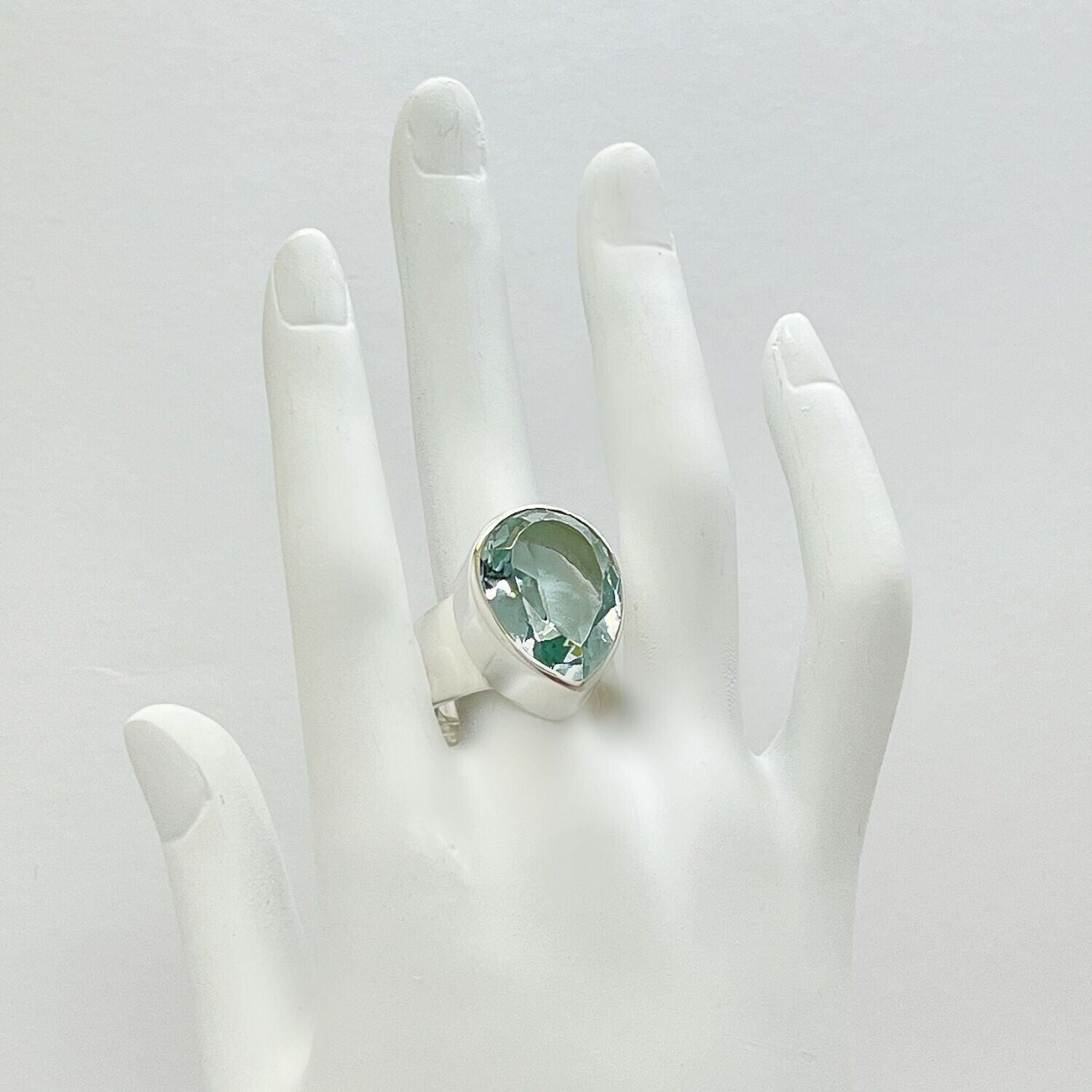 Silberring mit meerblauem Obsidian-Tropfen, handgefertigt, ca. 1,5 × 2 cm.