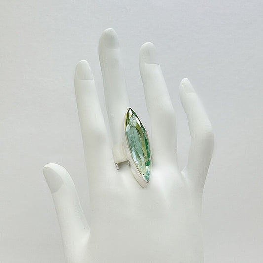 Silberring Obsidian meerblau 1 x 4 cm, handgefertigt, beeindruckt mit kraftvollem Farbspiel und individuellem Design.