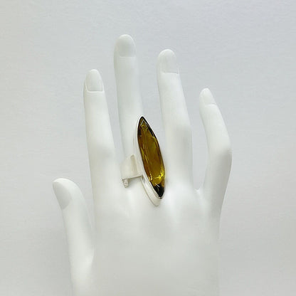 Silberring mit goldbraunem Obsidian, marquise‑Form, 1 × 4 cm; handgefertigtes Unikat aus Deutschland.
