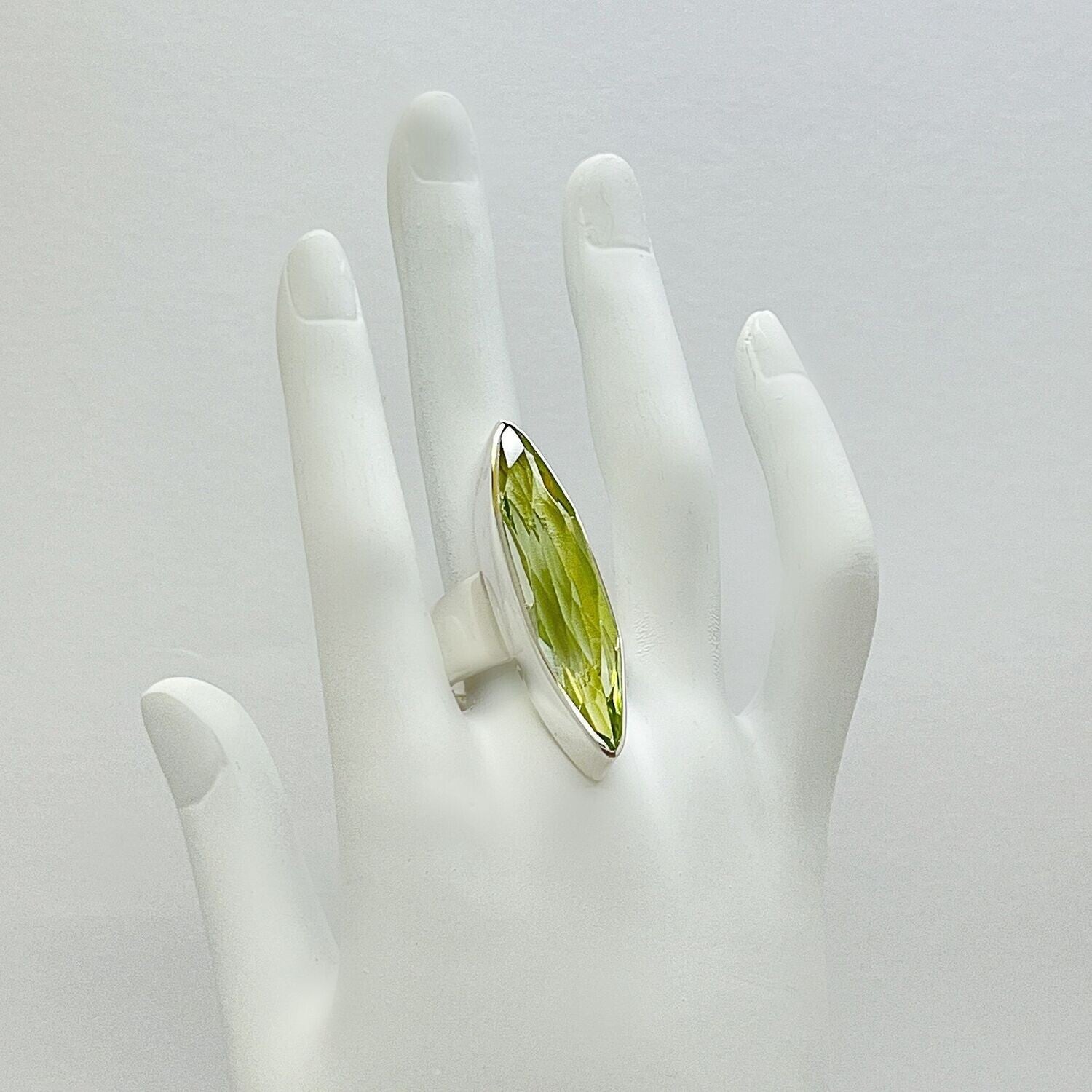 Silberring Obsidian lichtgrün 1 x 4 cm von Tipico-eigenArt, handgefertigt mit elegantem, länglichem Design.