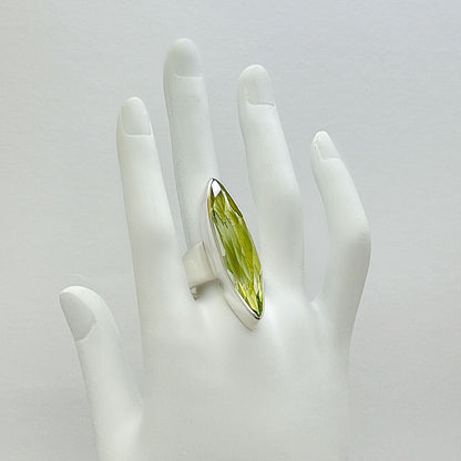 Silberring Obsidian lichtgrün 1 x 4 cm von Tipico-eigenArt, handgefertigt mit elegantem, länglichem Design.