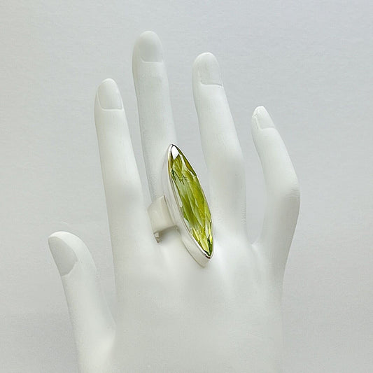 Silberring Obsidian lichtgrün 1 x 4 cm von Tipico-eigenArt, handgefertigt mit elegantem, länglichem Design.