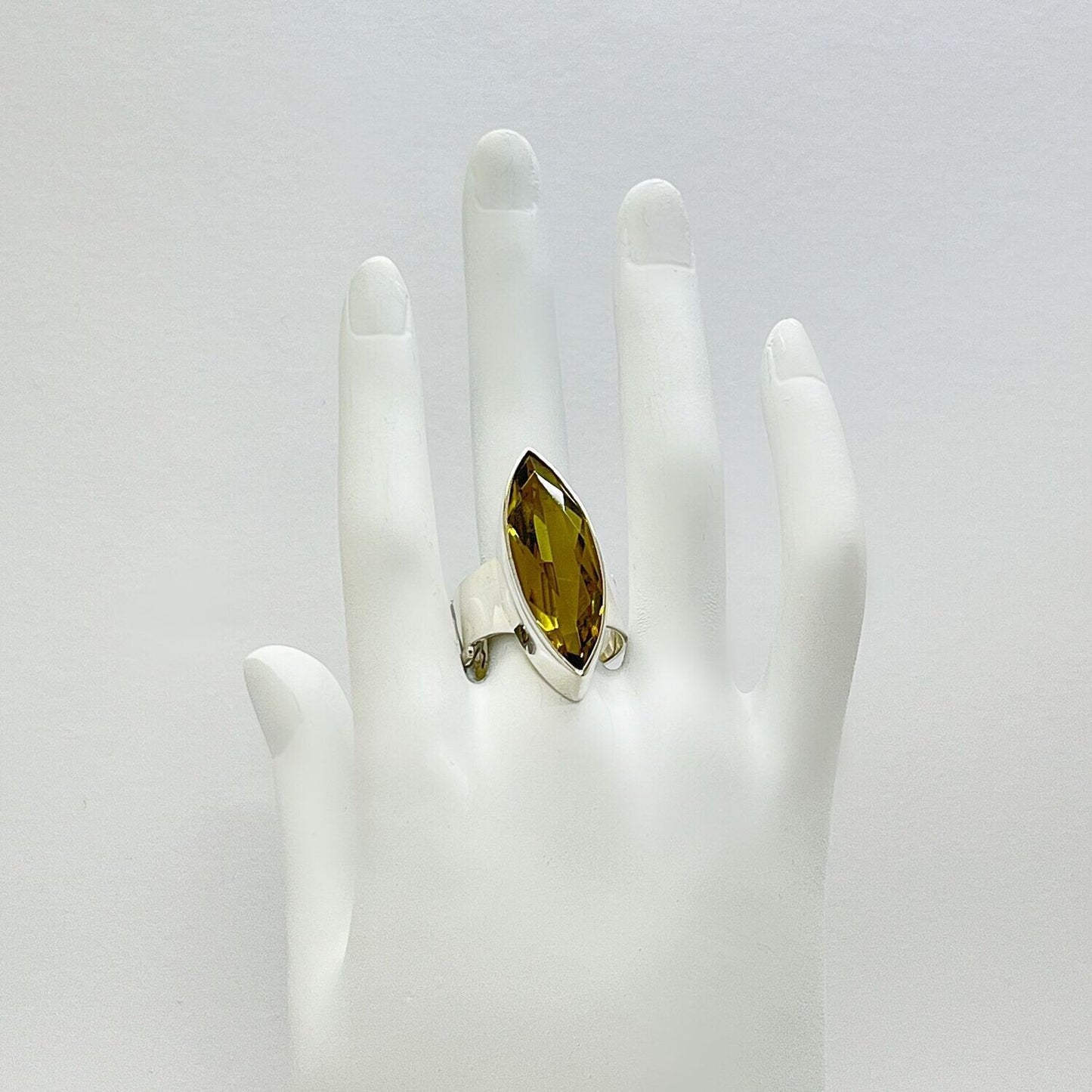 Silberring mit goldbraunem Obsidian (Marquise-Form, 1 × 3 cm), handgefertigtes Unikat aus Deutschland.