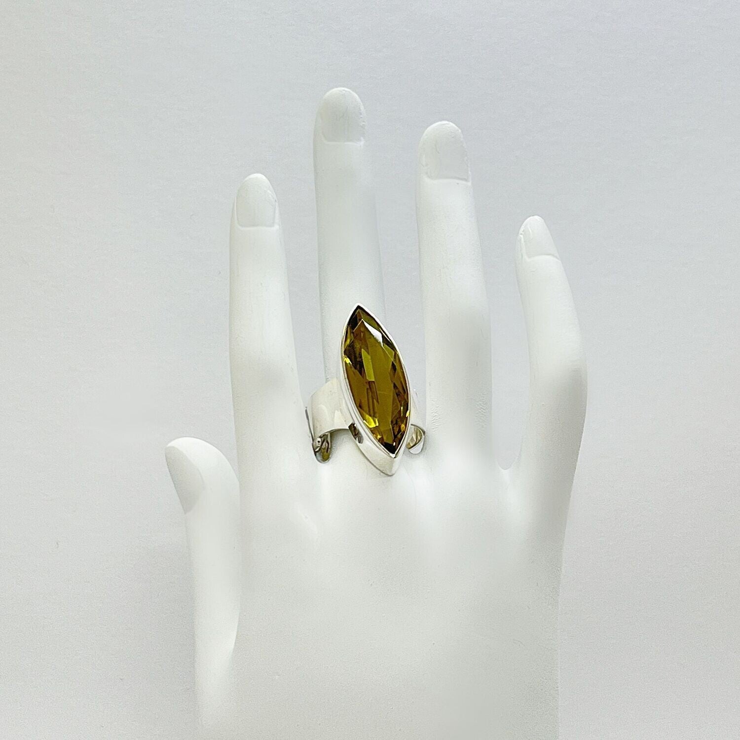 Silberring mit goldbraunem Obsidian (Marquise-Form, 1 × 3 cm), handgefertigtes Unikat aus Deutschland.