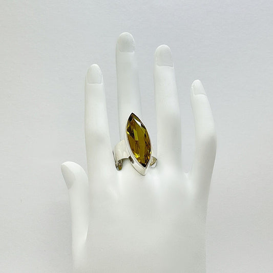 Silberring mit goldbraunem Obsidian (Marquise-Form, 1 × 3 cm), handgefertigtes Unikat aus Deutschland.