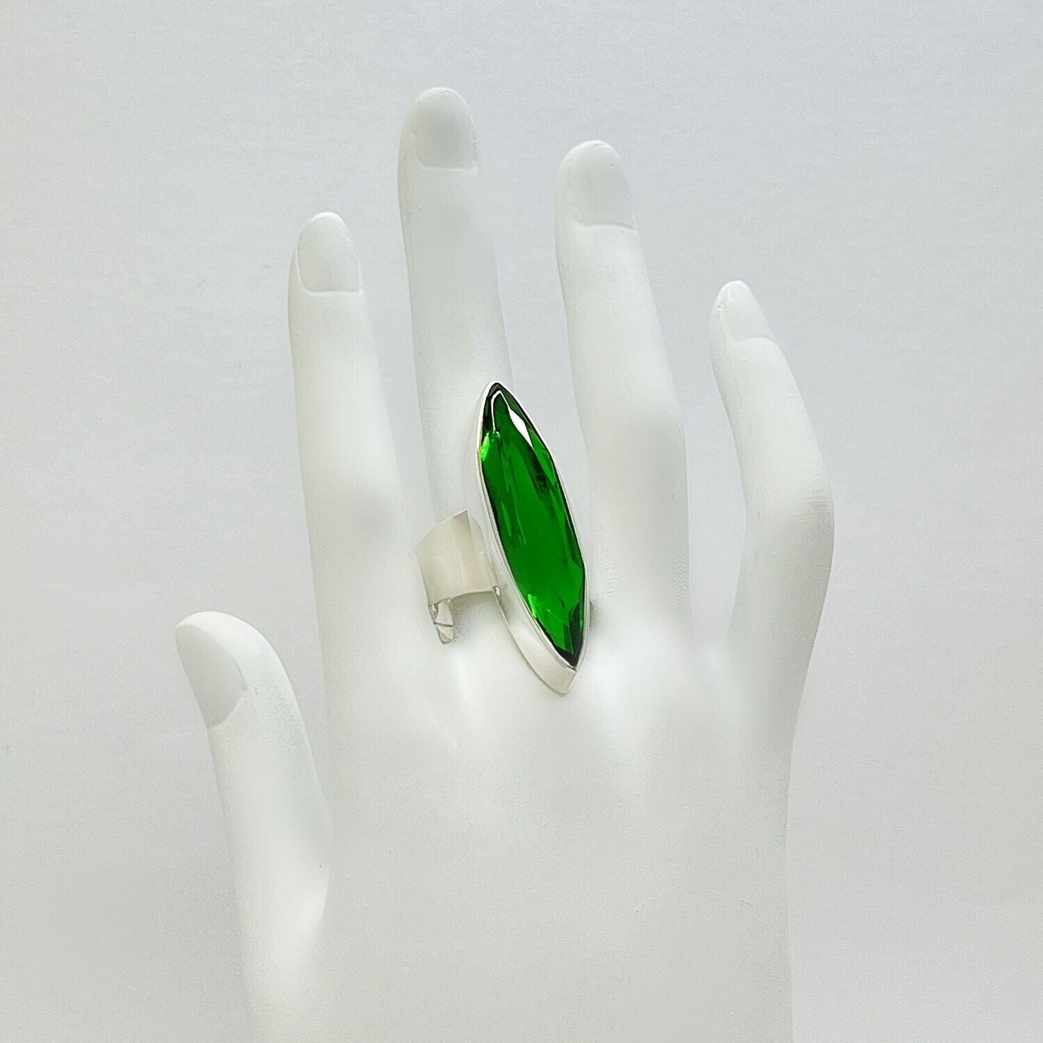 Silberring mit smaragdgrünem Obsidian, länglich facettiert, 1 × 4 cm