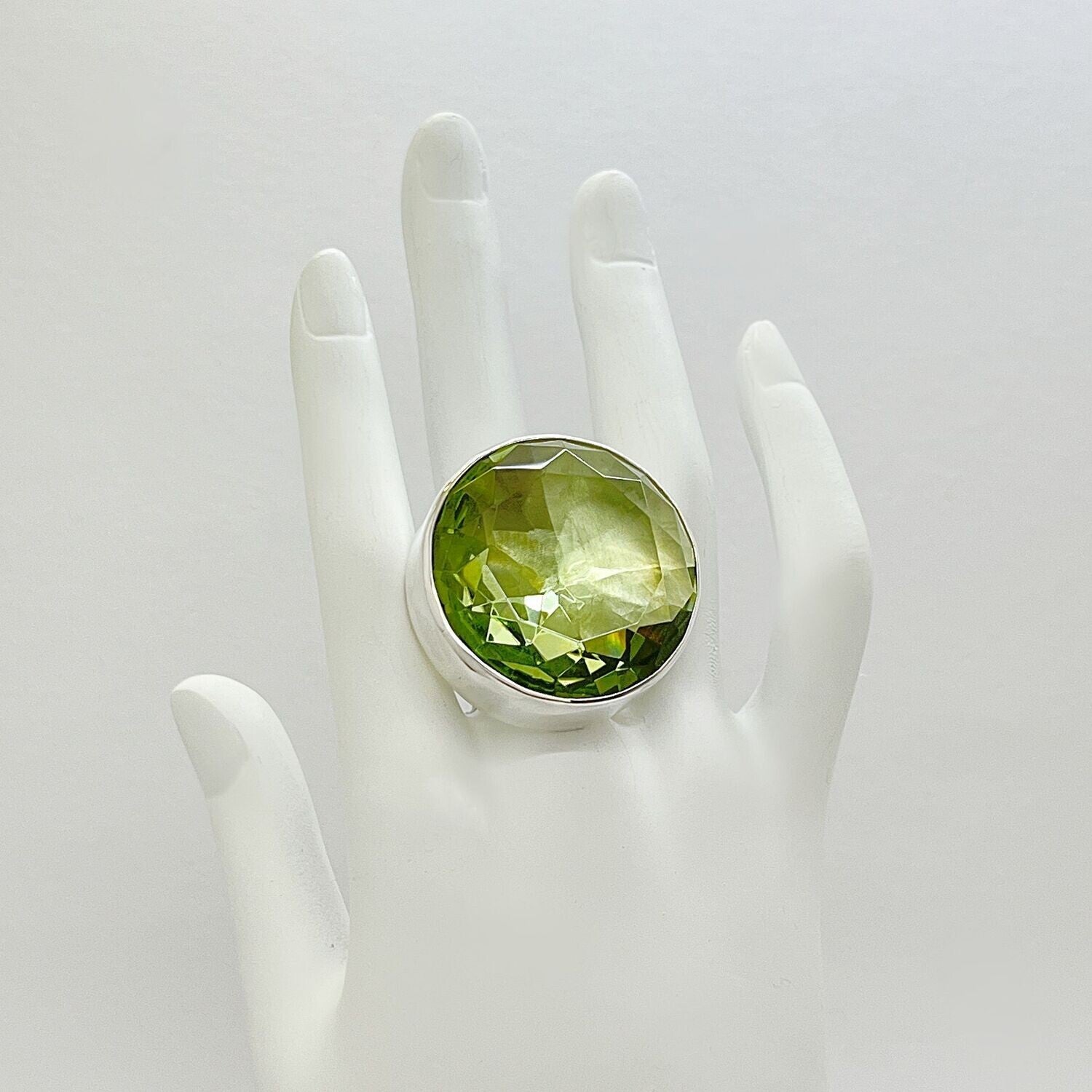 Silberring Obsidian lichtgrün Rund 3 cm von Tipico-eigenArt, handgefertigt mit einzigartigem Design.