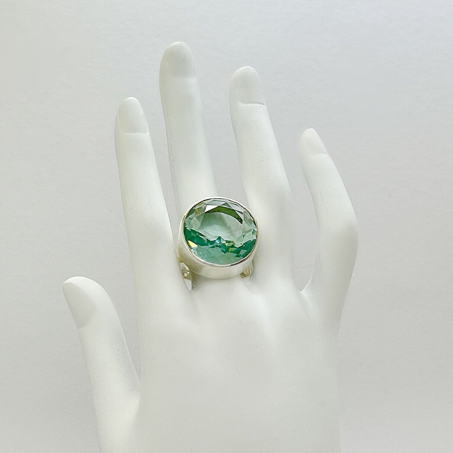 Silberring Obsidian meerblau Rund 1,5 cm von Tipico-eigenArt, handgefertigt, vereint eleganten Glanz und organische Form.