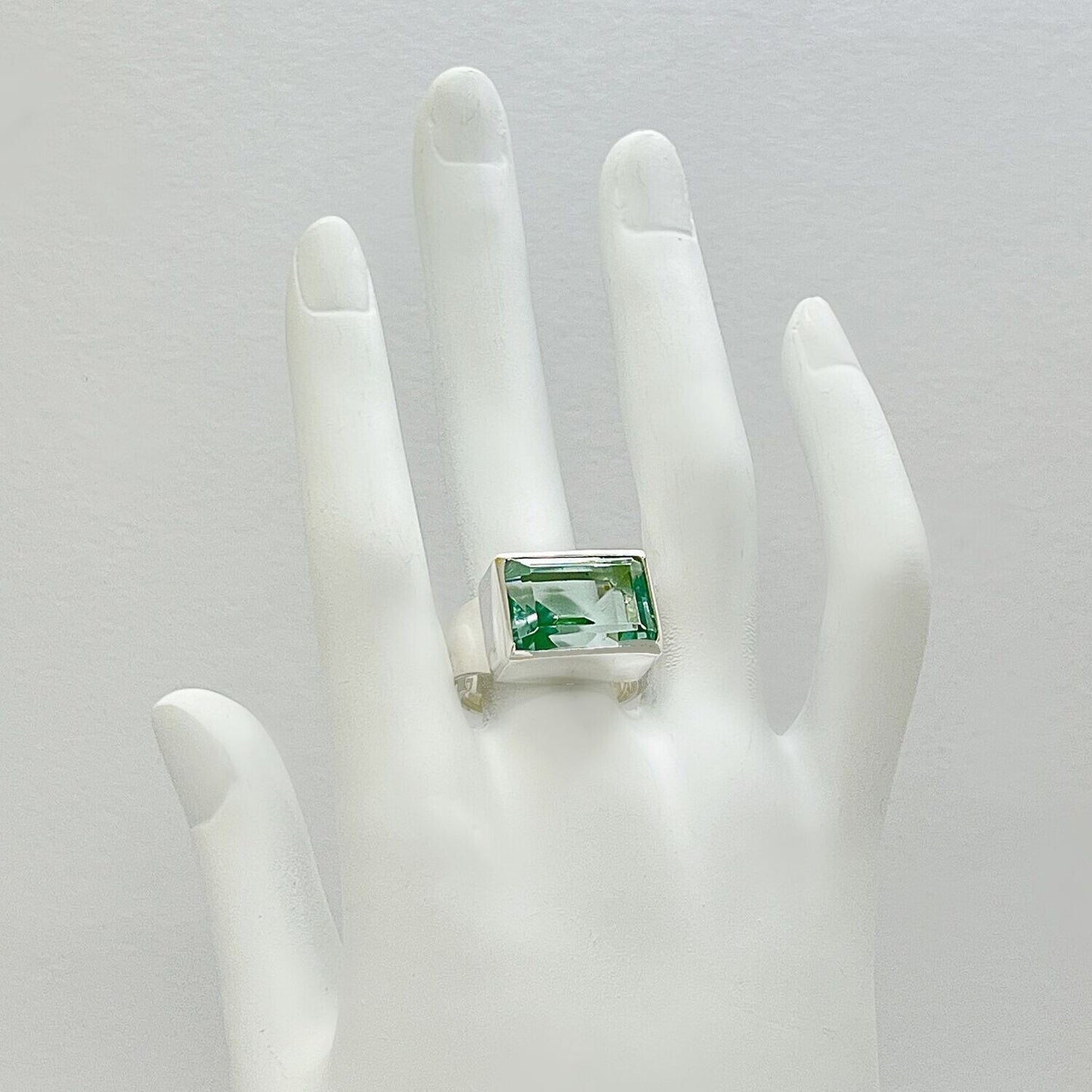 Silberring mit rechteckigem meerblauem Obsidian (ca. 1 × 1,5 cm) in silberner Fassung – handgefertigtes Unikat