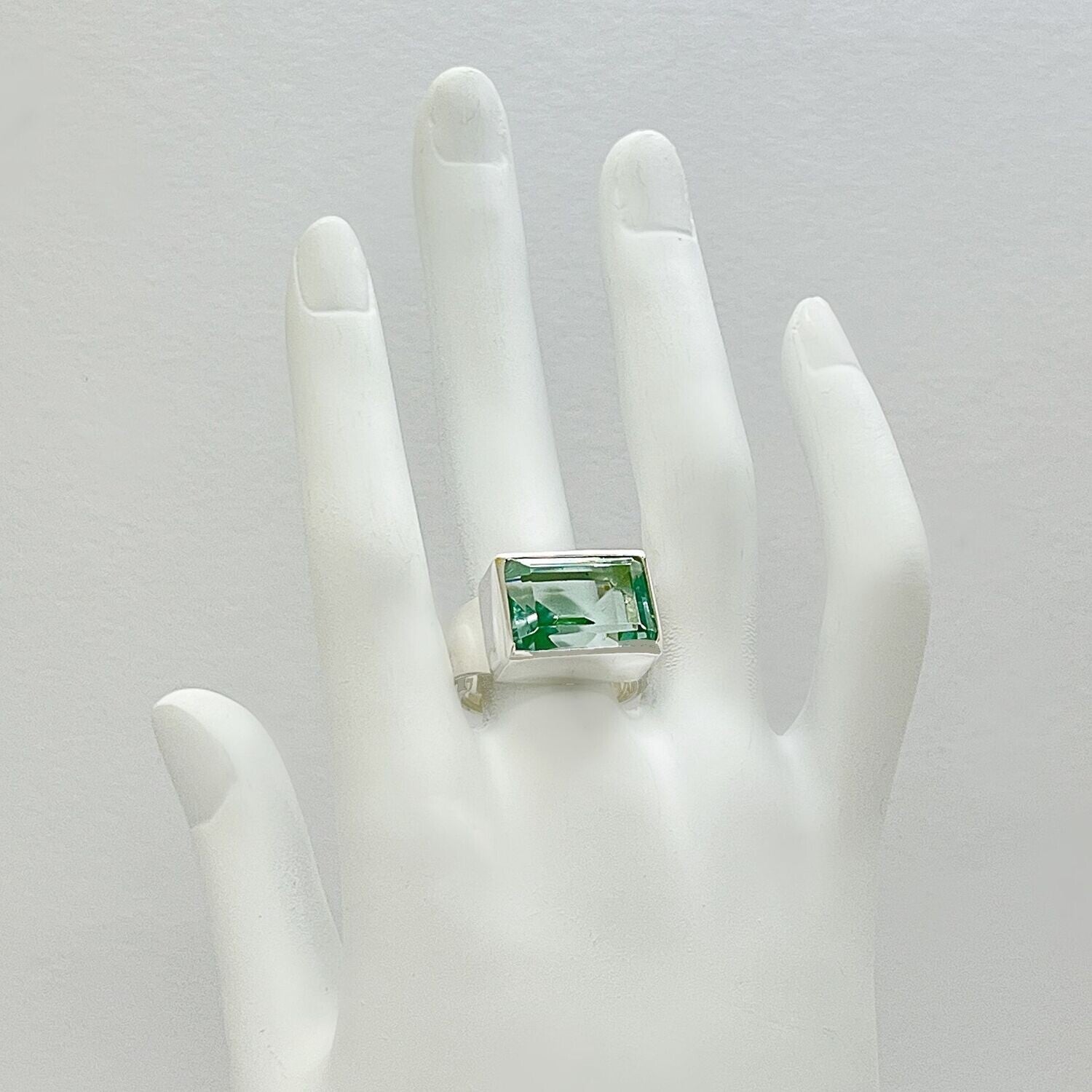 Silberring mit rechteckigem meerblauem Obsidian (ca. 1 × 1,5 cm) in silberner Fassung – handgefertigtes Unikat