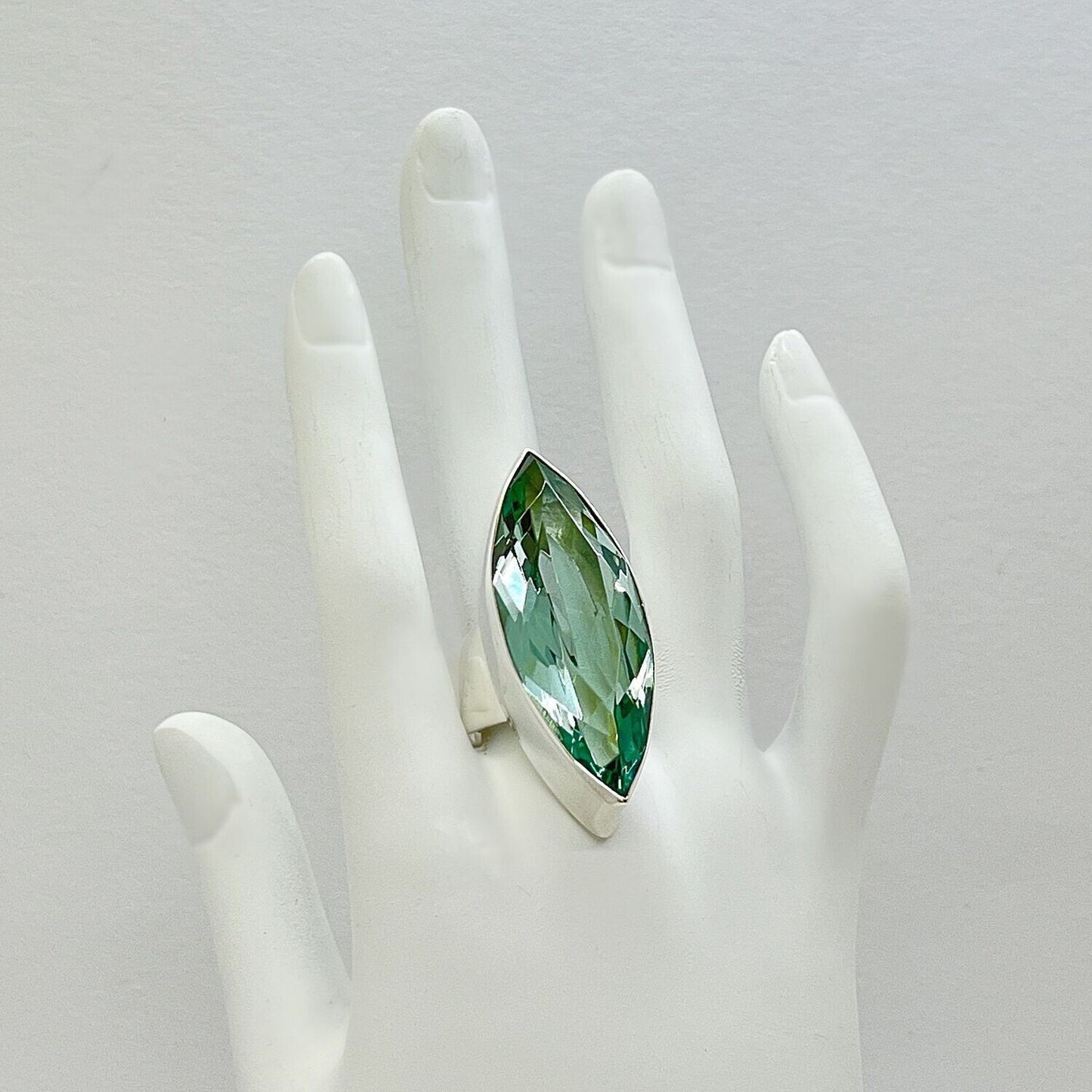 Silberring Obsidian meerblau 4 x 1,5 cm aus 925 Sterling Silber mit tiefem, schimmerndem Stein für einen eleganten Look.